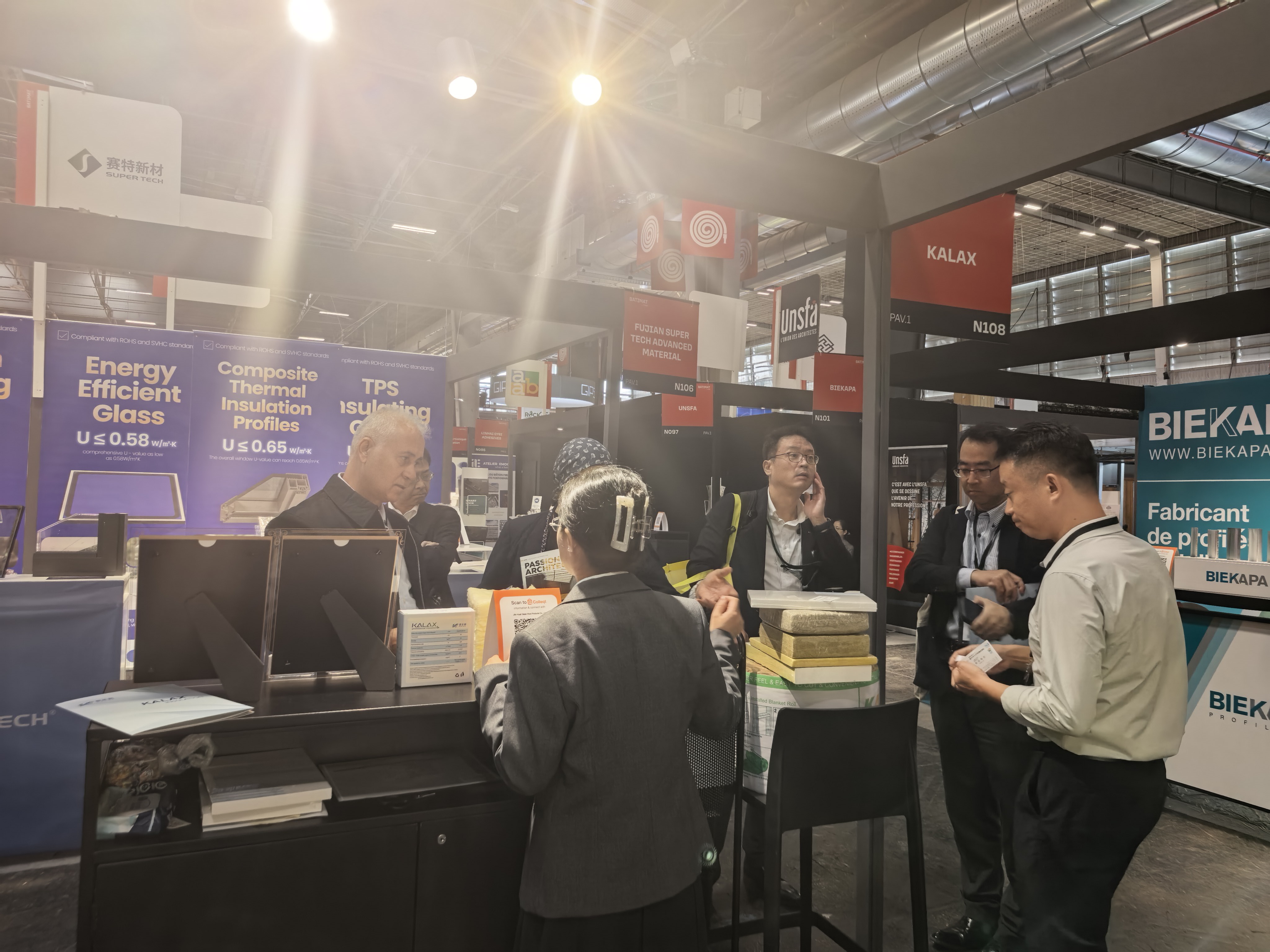 KALAX Welcomes Jean-Luc Mélenchon at Batimat 2026 Paris, Showcasing Recycled Glass Wool Insulation