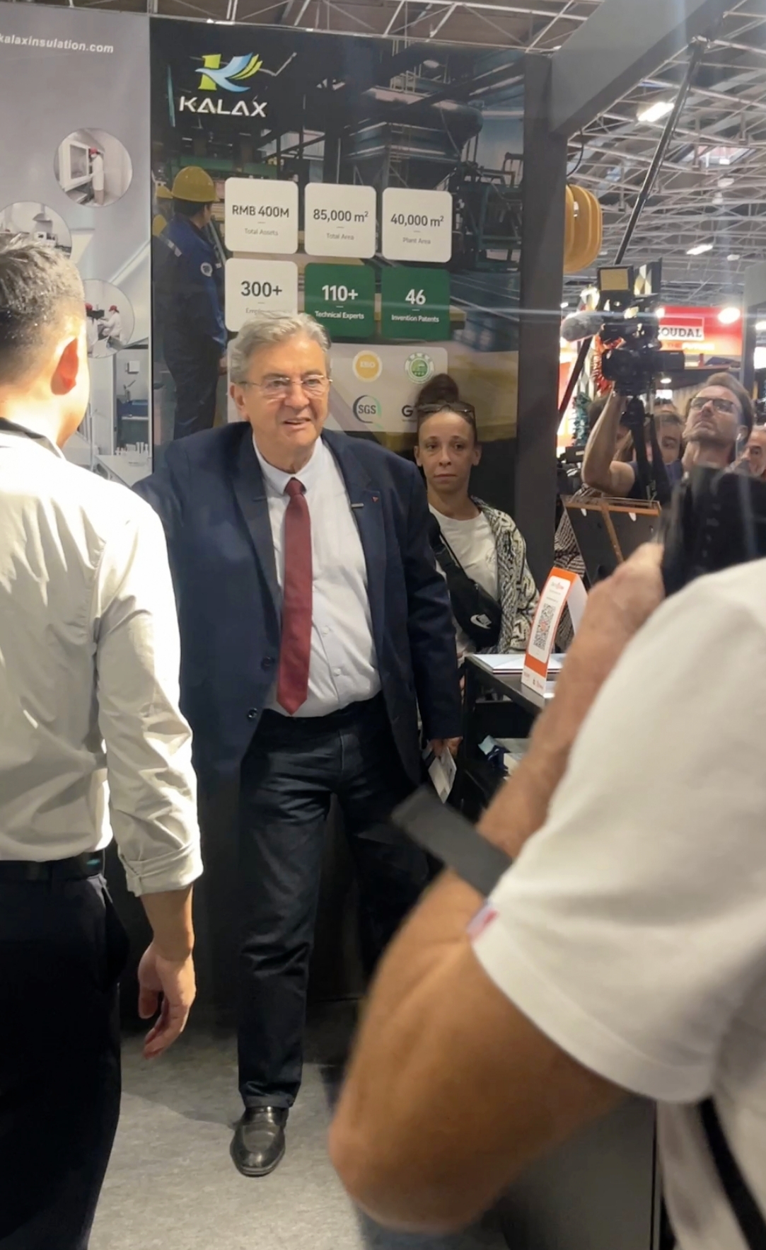 KALAX Welcomes Jean-Luc Mélenchon at Batimat 2026 Paris, Showcasing Recycled Glass Wool Insulation